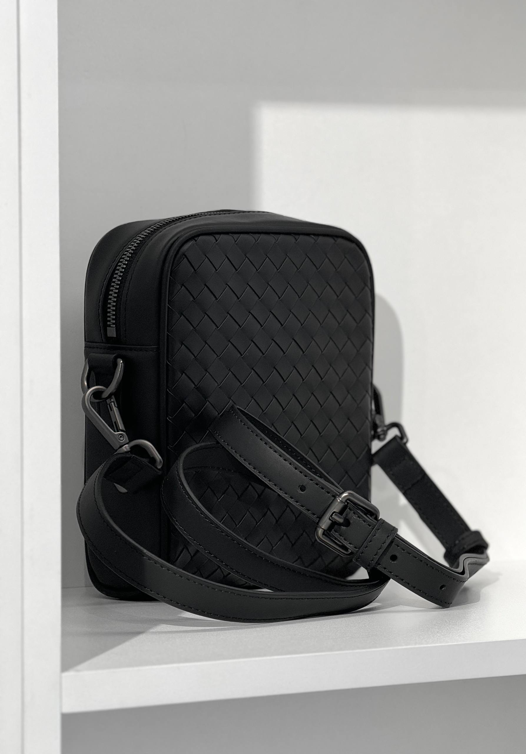 МУЖСКАЯ СУМКА МЕССЕНДЖЕР BOTTEGA VENETA детальное фото