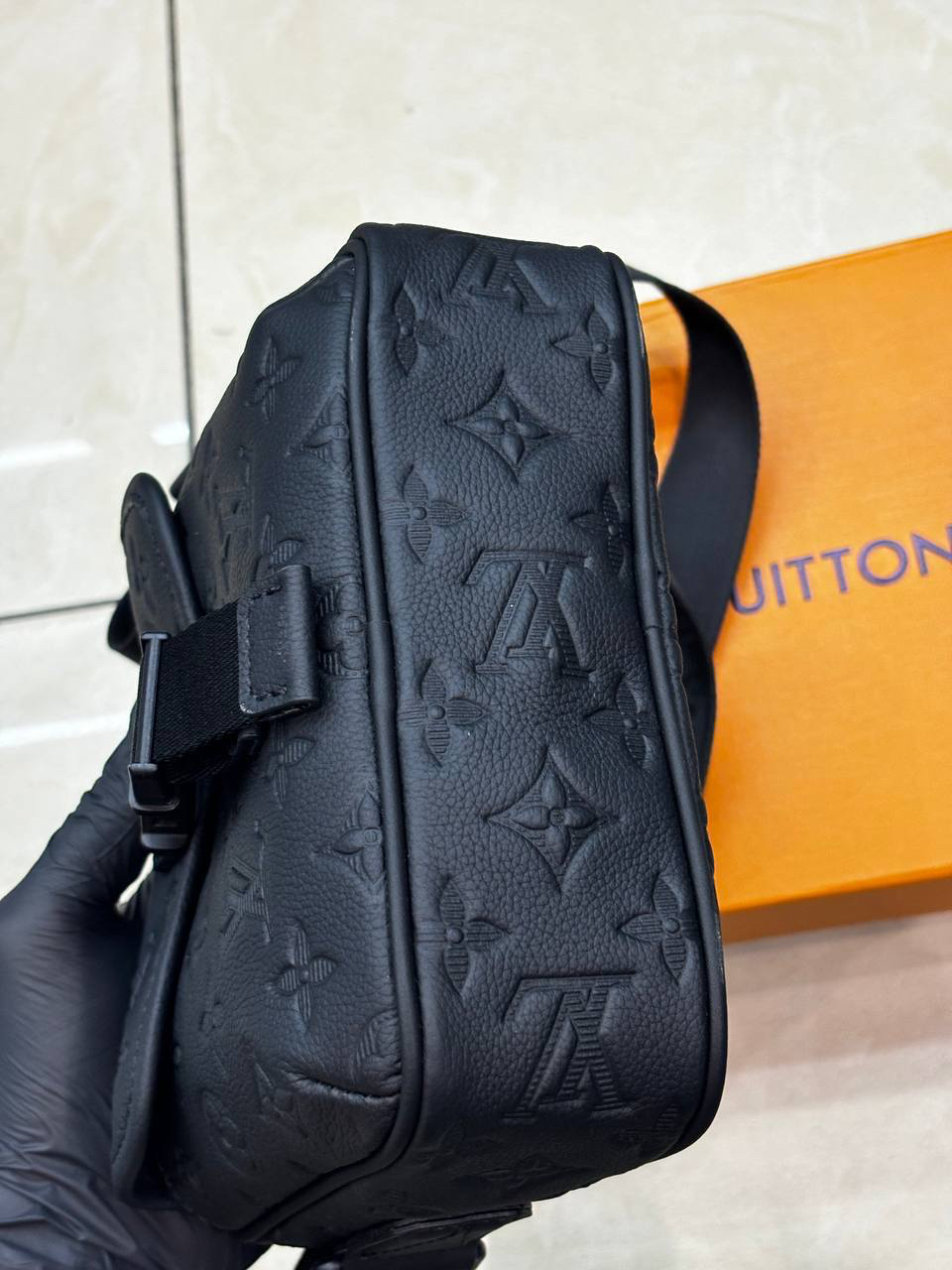 МУЖСКАЯ СУМКА МЕССЕНДЖЕР LOUIS VUITTON детальное фото