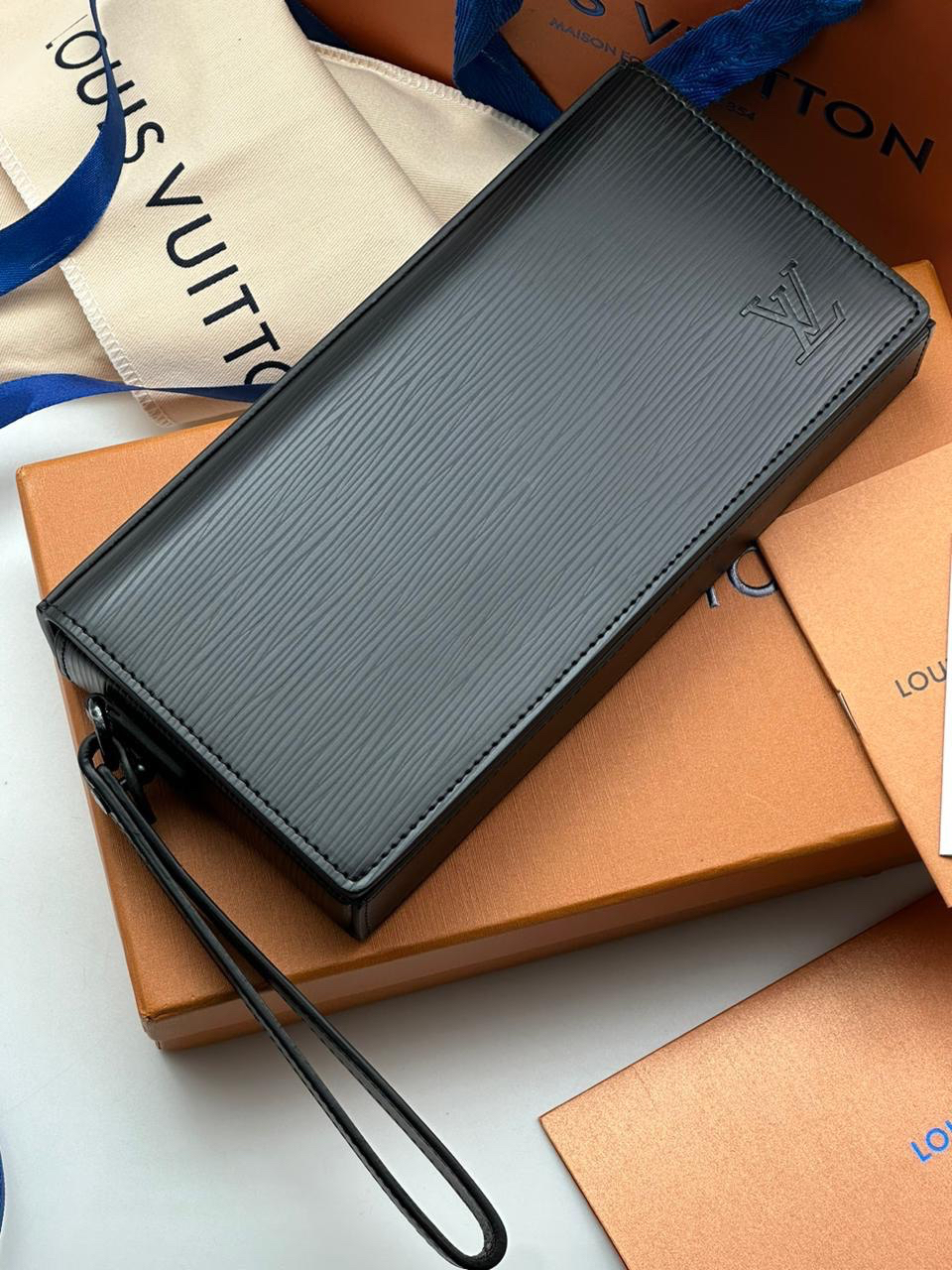 МУЖСКОЙ КЛАТЧ LOUIS VUITTON детальное фото