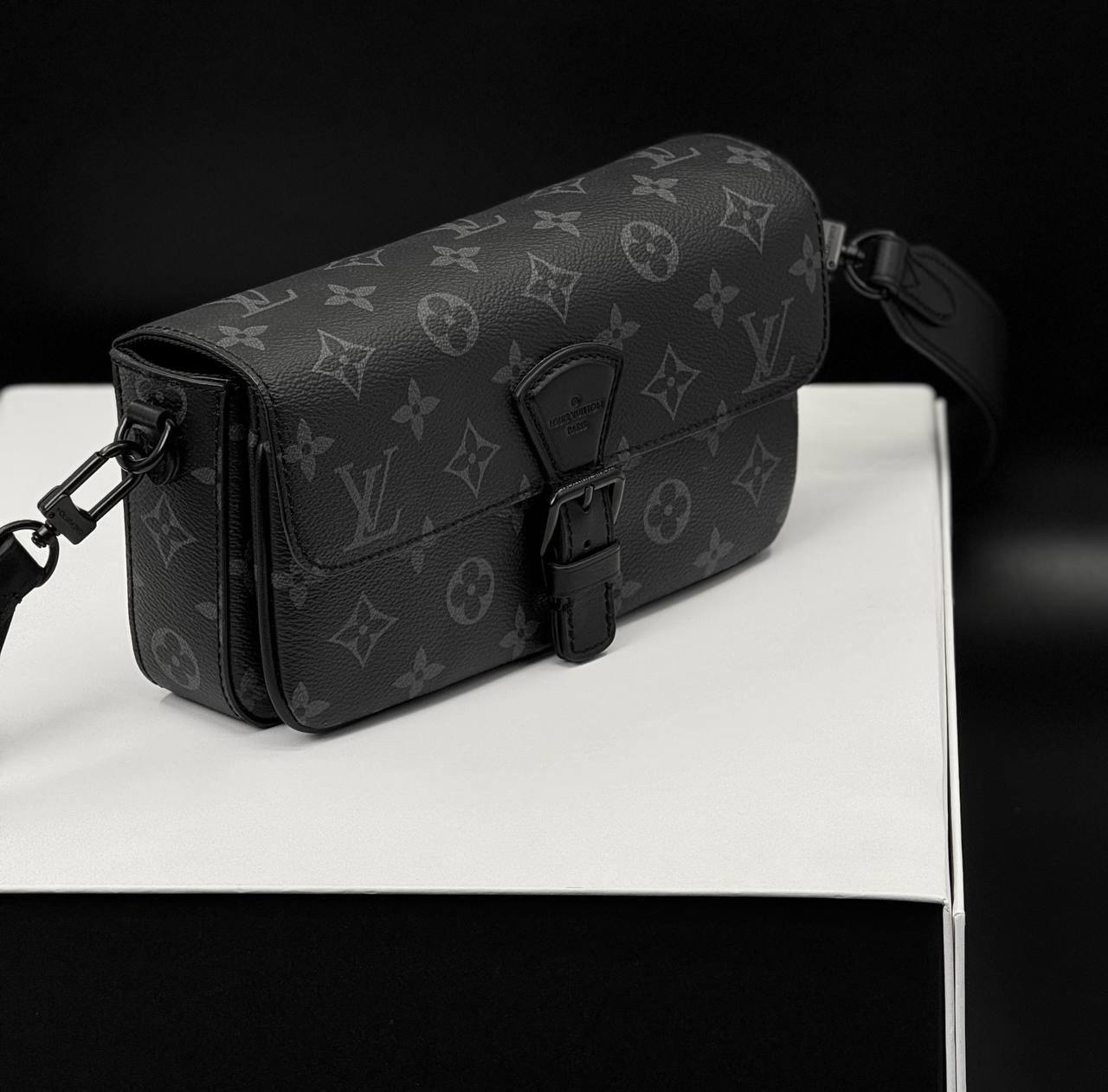 МУЖСКАЯ СУМКА МЕССЕНДЖЕР LOUIS VUITTON детальное фото