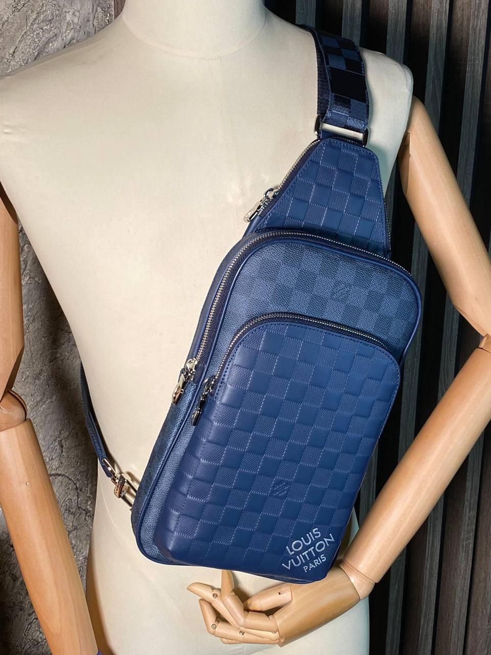 МУЖСКАЯ СУМКА СЛИНГ LOUIS VUITTON детальное фото