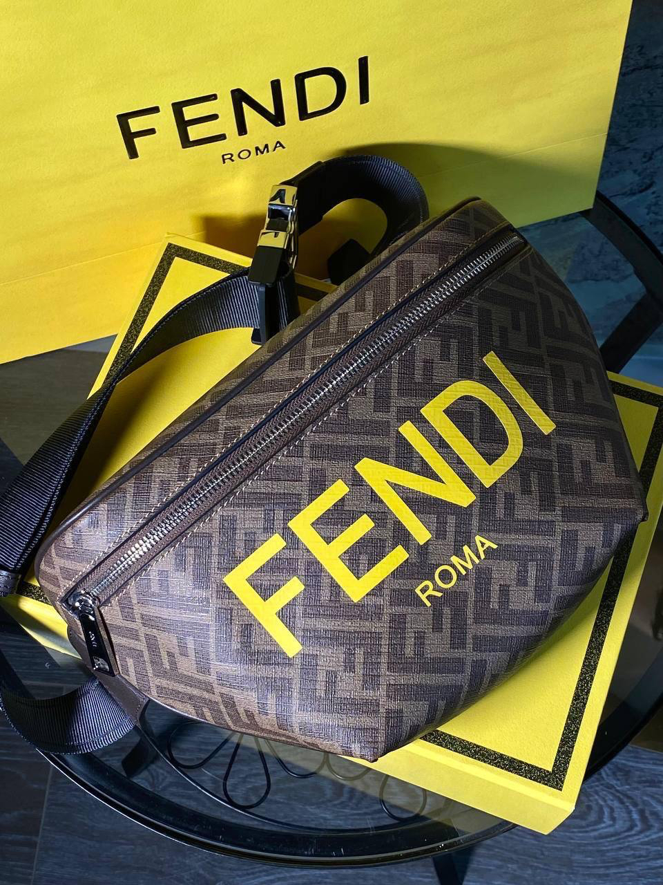 МУЖСКАЯ СУМКА СЛИНГ FENDI детальное фото