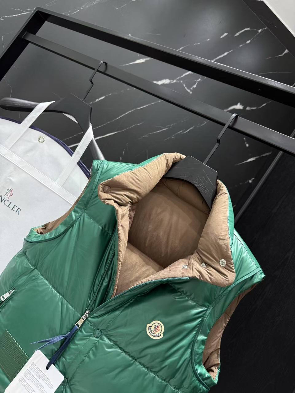 МУЖСКОЙ ПУХОВИК ДВУСТОРОННИЙ MONCLER детальное фото