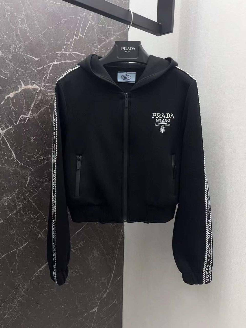 КОСТЮМ PRADA детальное фото