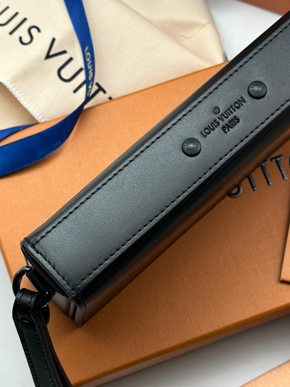 МУЖСКОЙ КЛАТЧ LOUIS VUITTON детальное фото