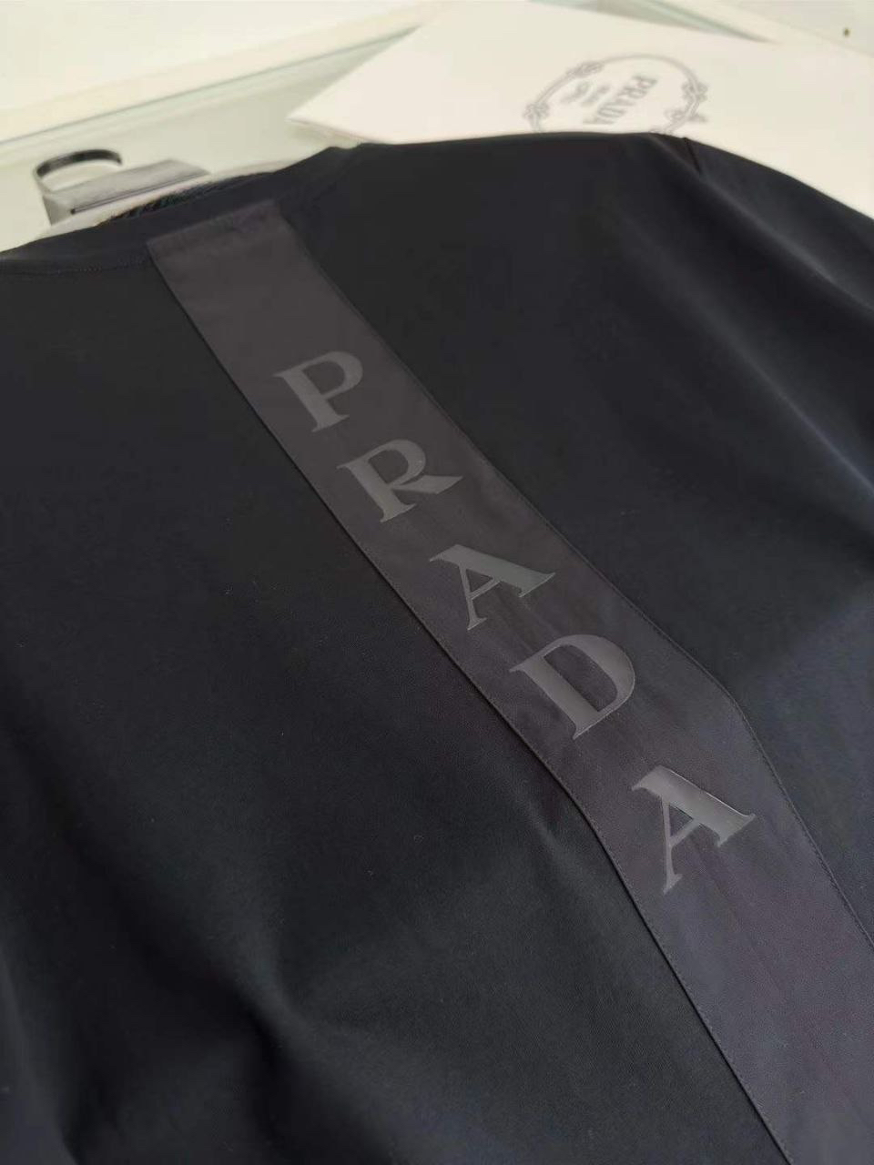 МУЖСКАЯ ФУТБОЛКА PRADA детальное фото