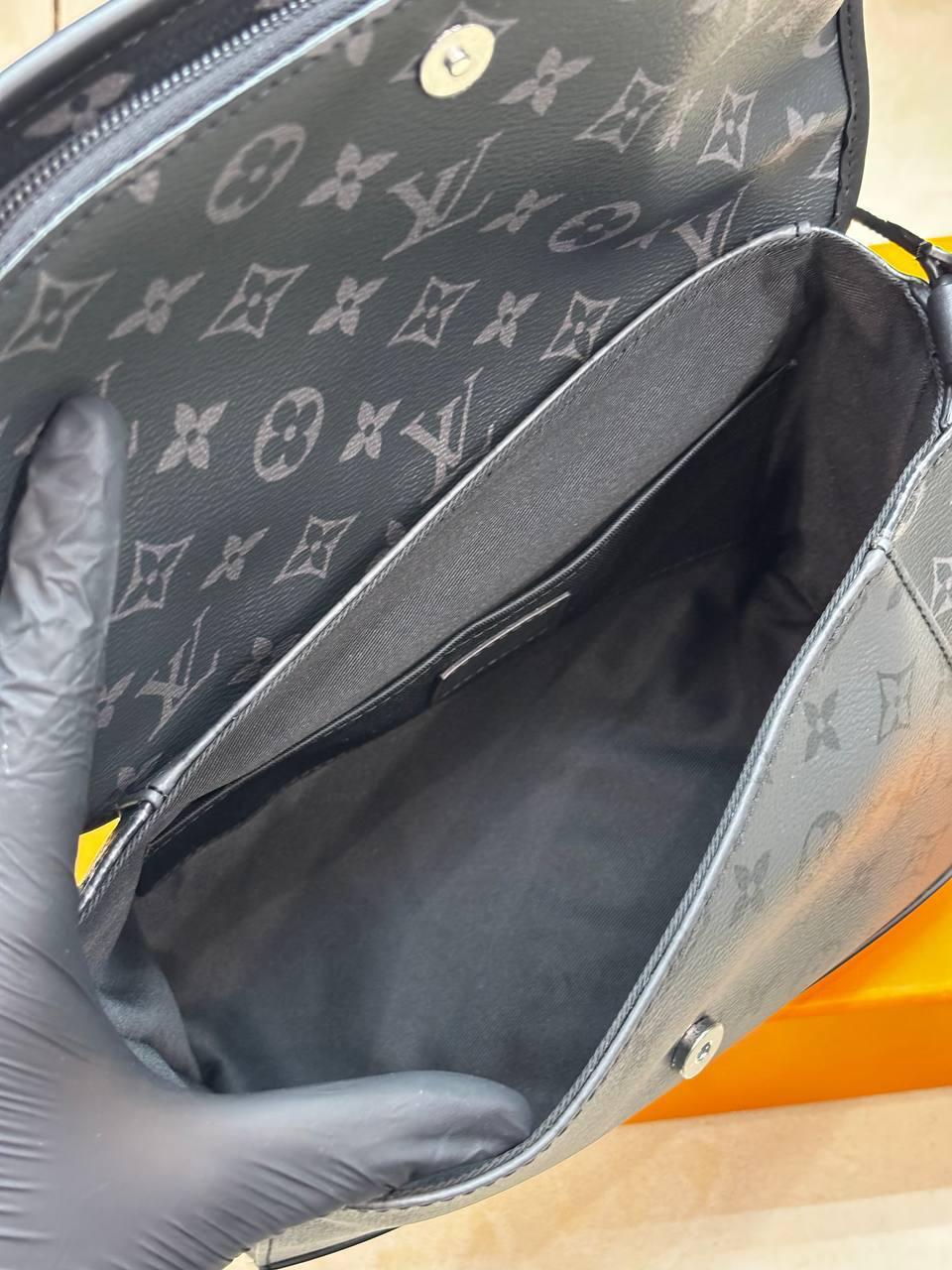 МУЖСКАЯ СУМКА МЕССЕНДЖЕР LOUIS VUITTON детальное фото