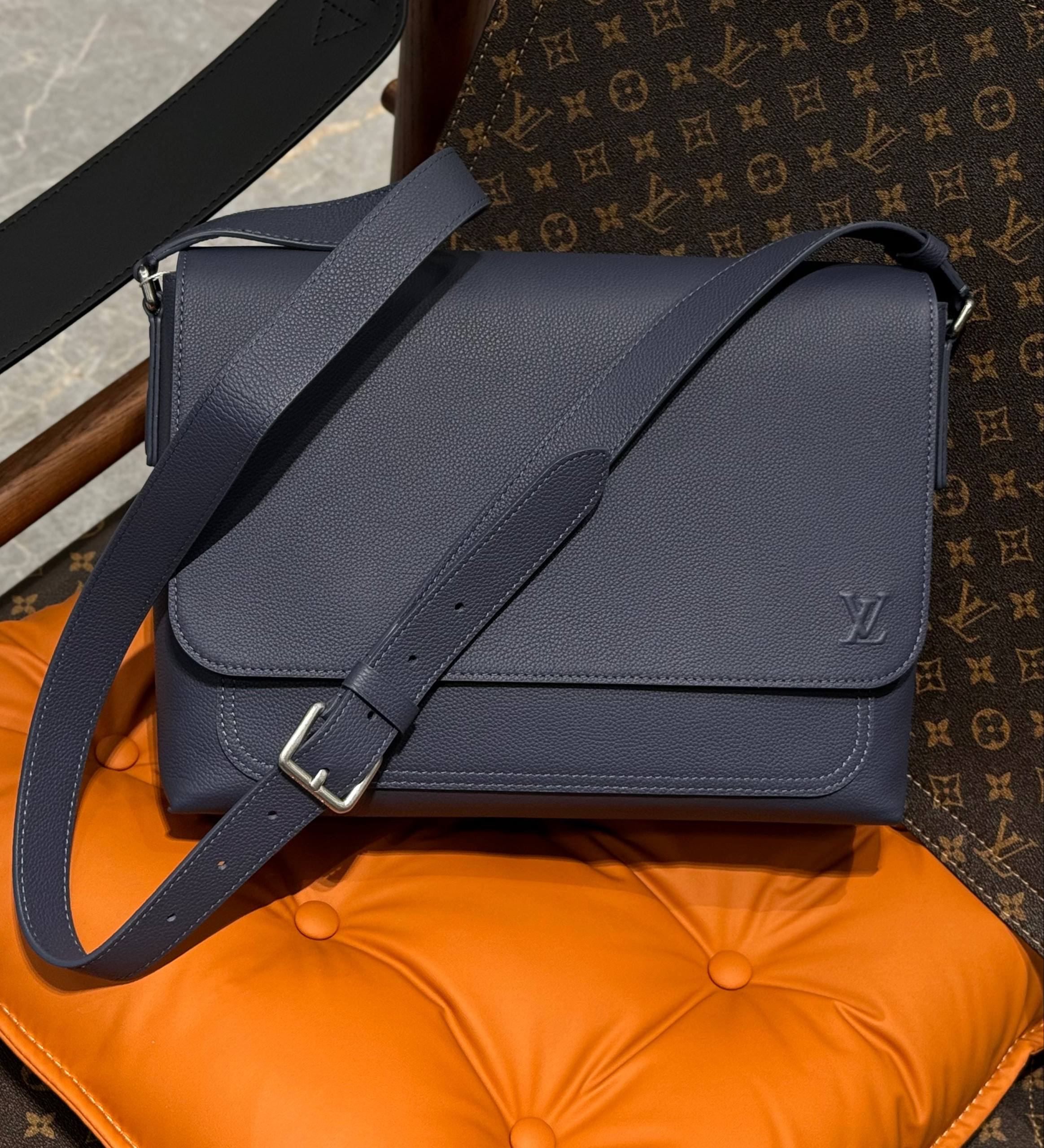 МУЖСКАЯ СУМКА МЕССЕНДЖЕР LOUIS VUITTON детальное фото