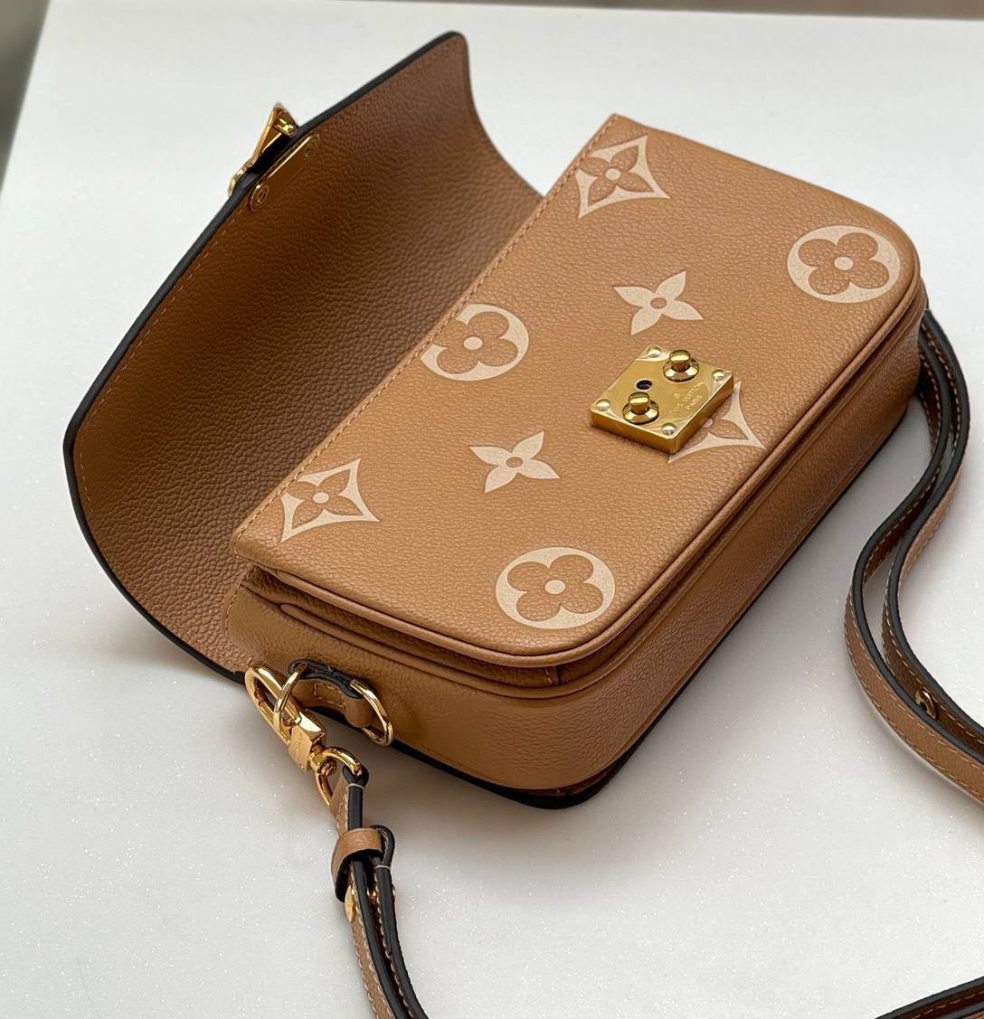 СУМКА LOUIS VUITTON POCHETTE METIS детальное фото