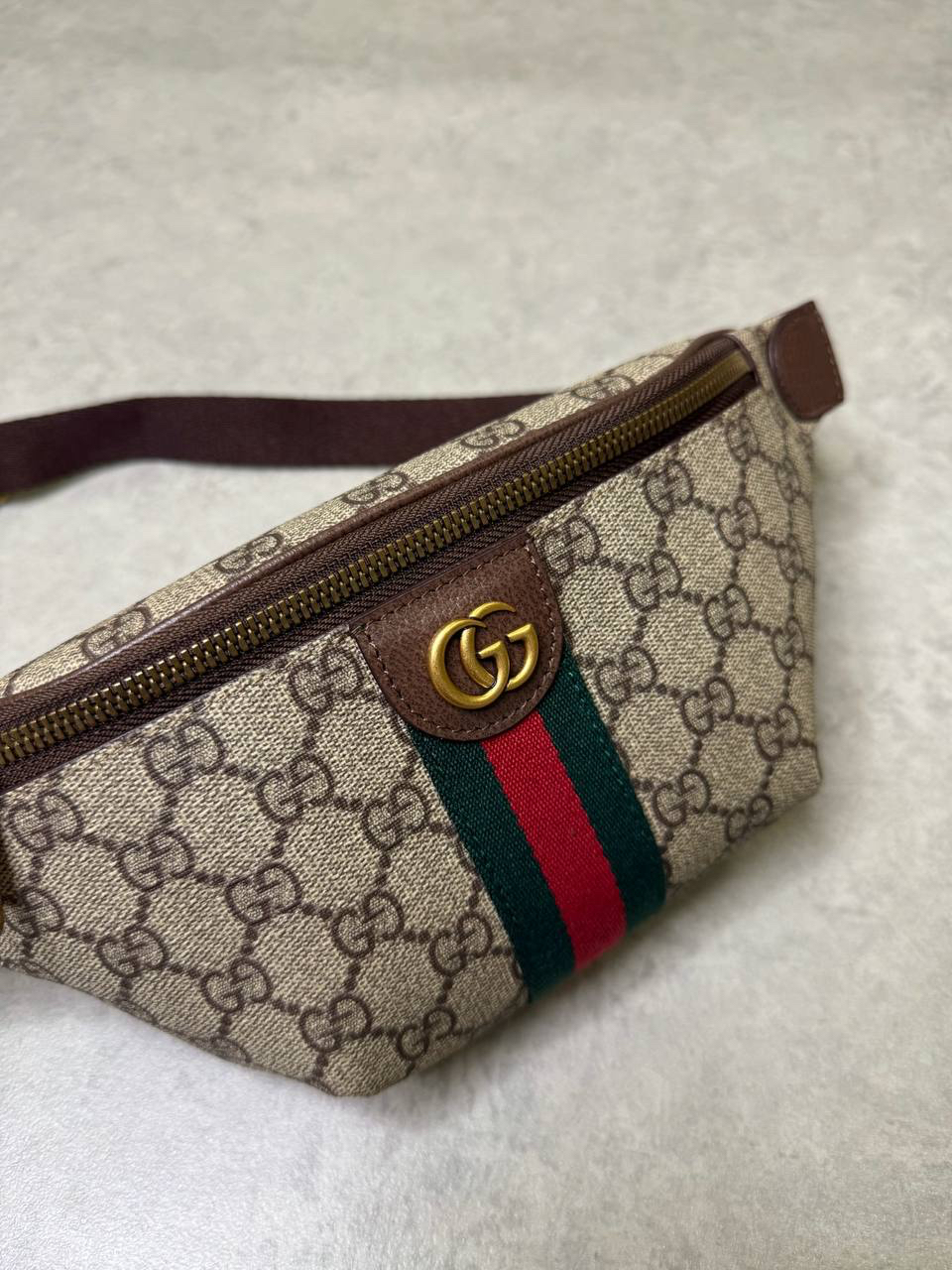 МУЖСКАЯ СУМКА СЛИНГ GUCCI детальное фото