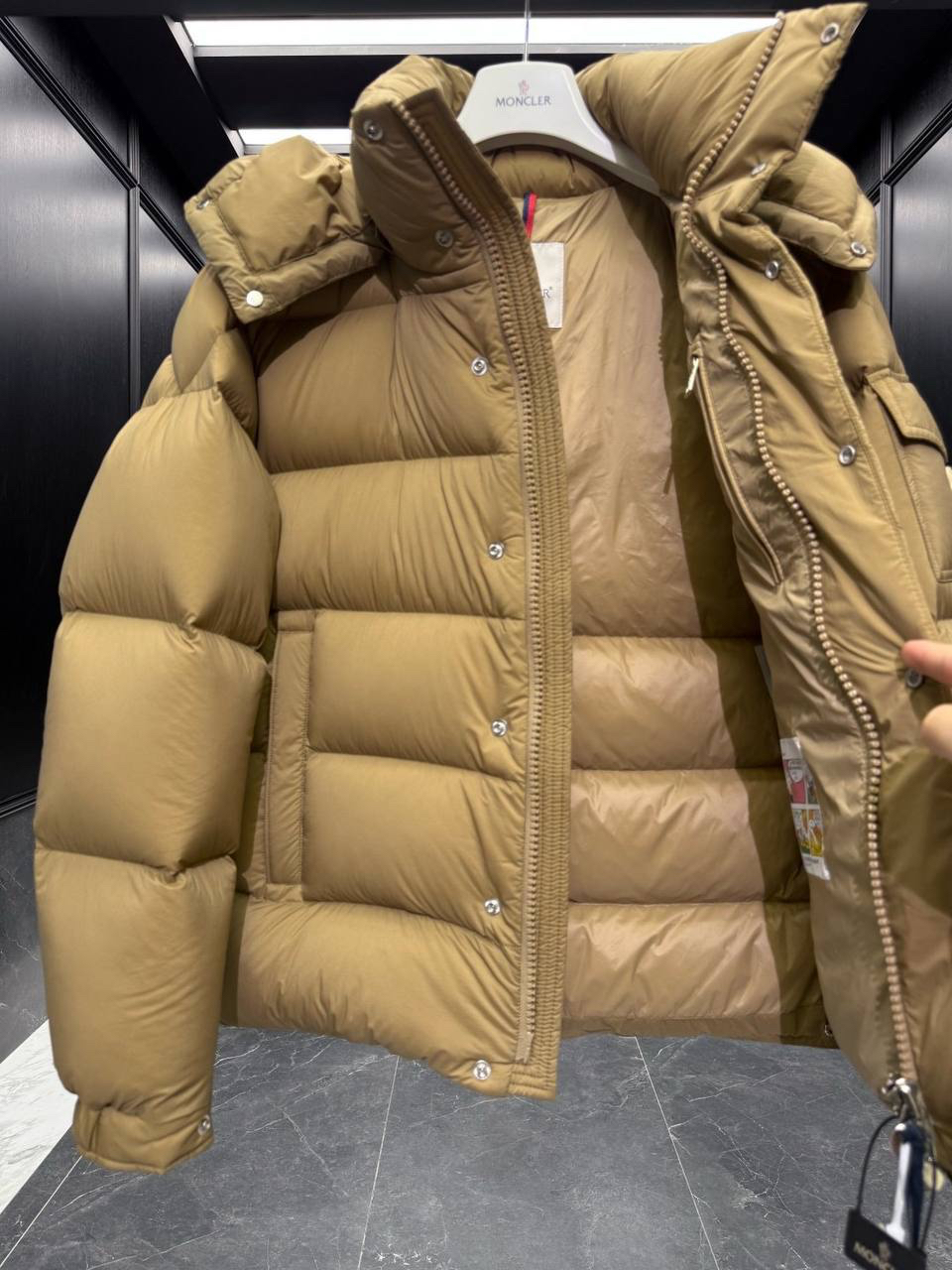 МУЖСКОЙ ПУХОВИК MONCLER детальное фото