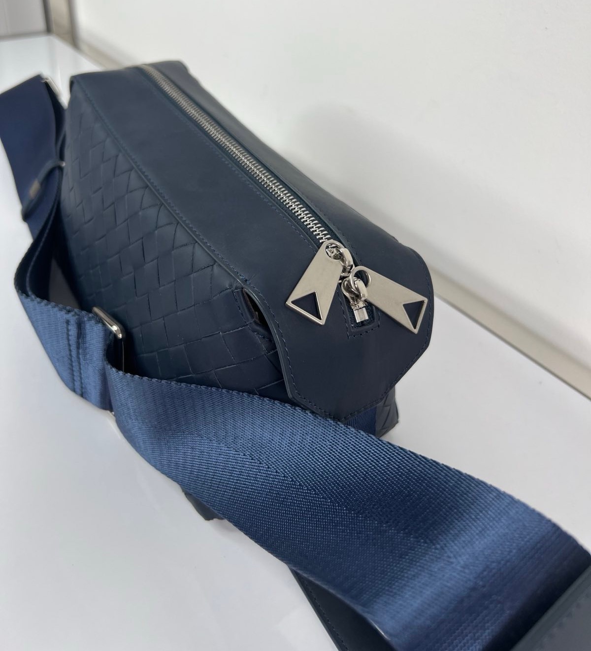МУЖСКАЯ СУМКА СЛИНГ BOTTEGA VENETA детальное фото