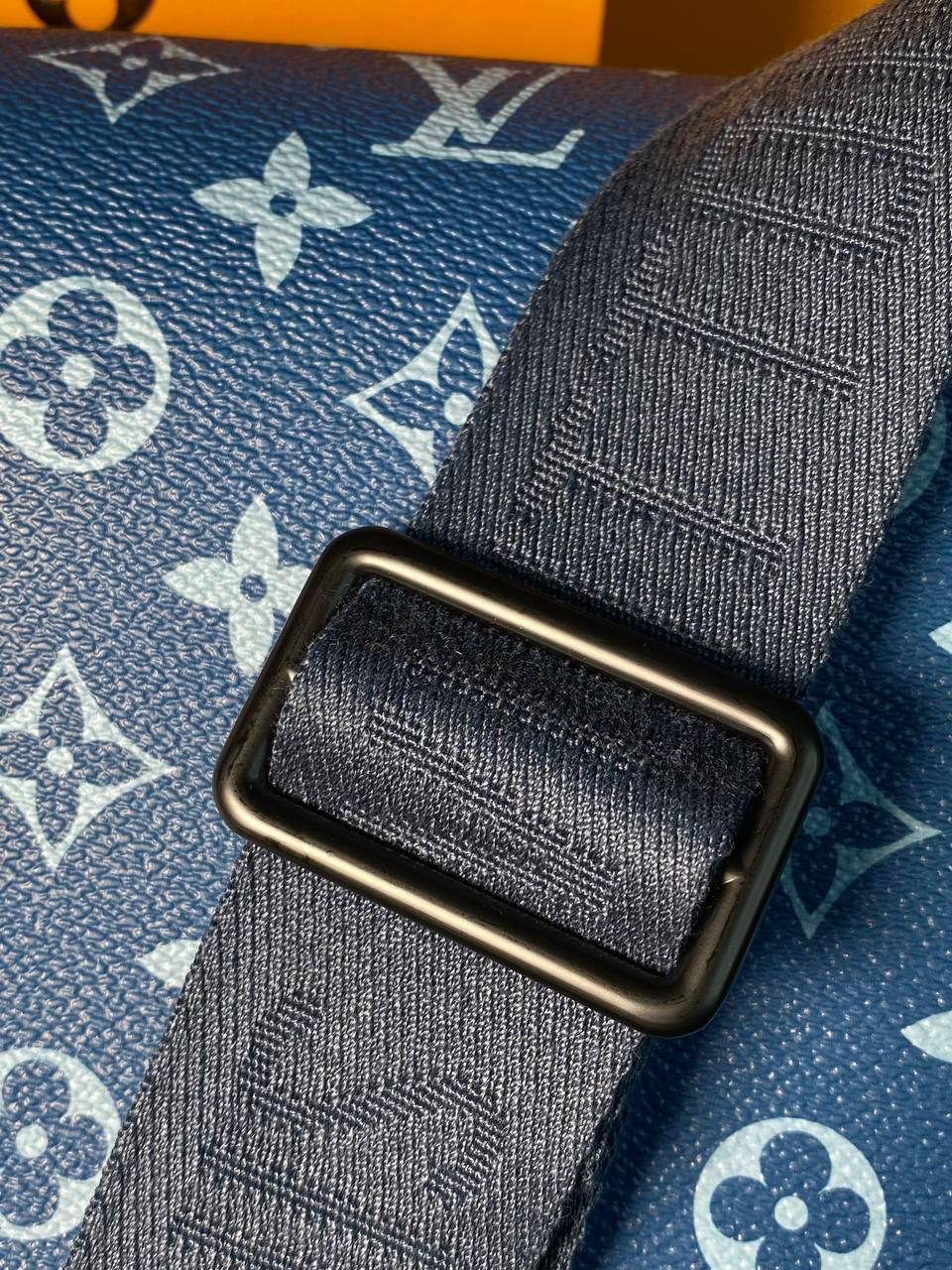 МУЖСКАЯ СУМКА МЕССЕНДЖЕР LOUIS VUITTON детальное фото