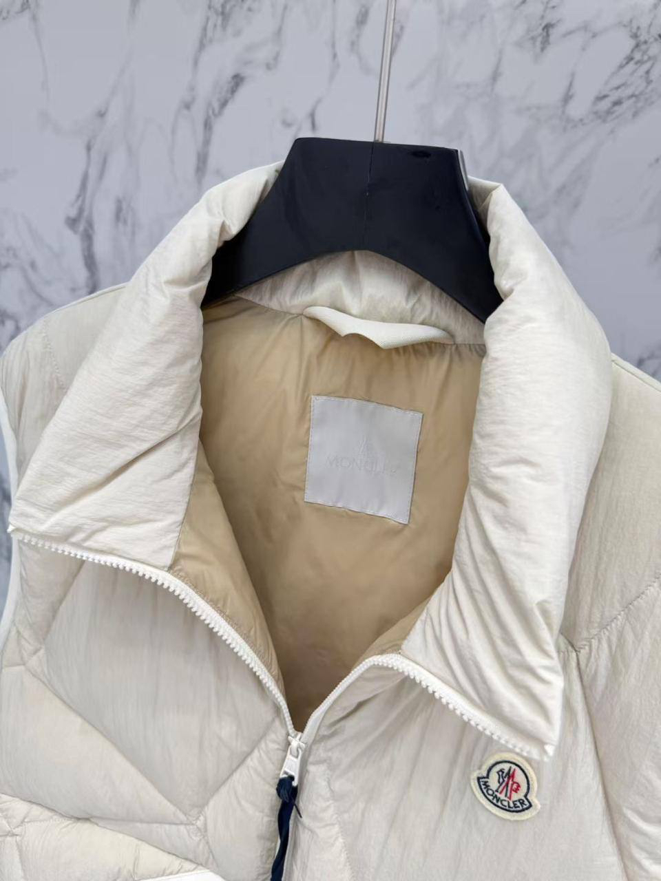 МУЖСКОЙ ЖИЛЕТ MONCLER детальное фото