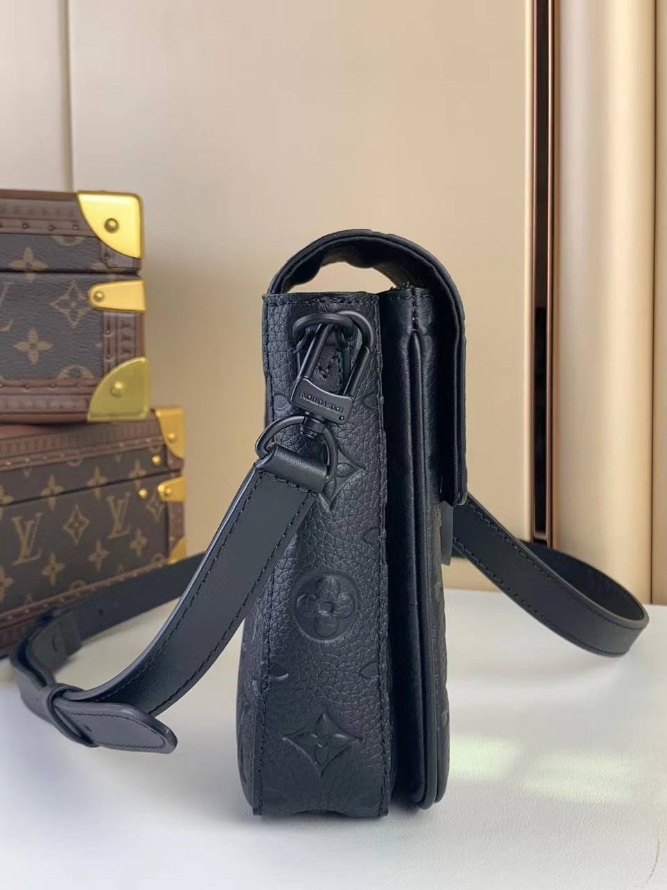 МУЖСКАЯ СУМКА МЕССЕНДЖЕР LOUIS VUITTON детальное фото