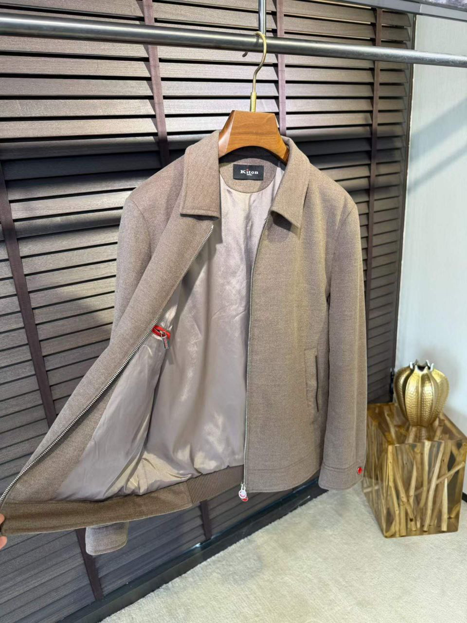 МУЖСКАЯ КУРТКА KITON детальное фото