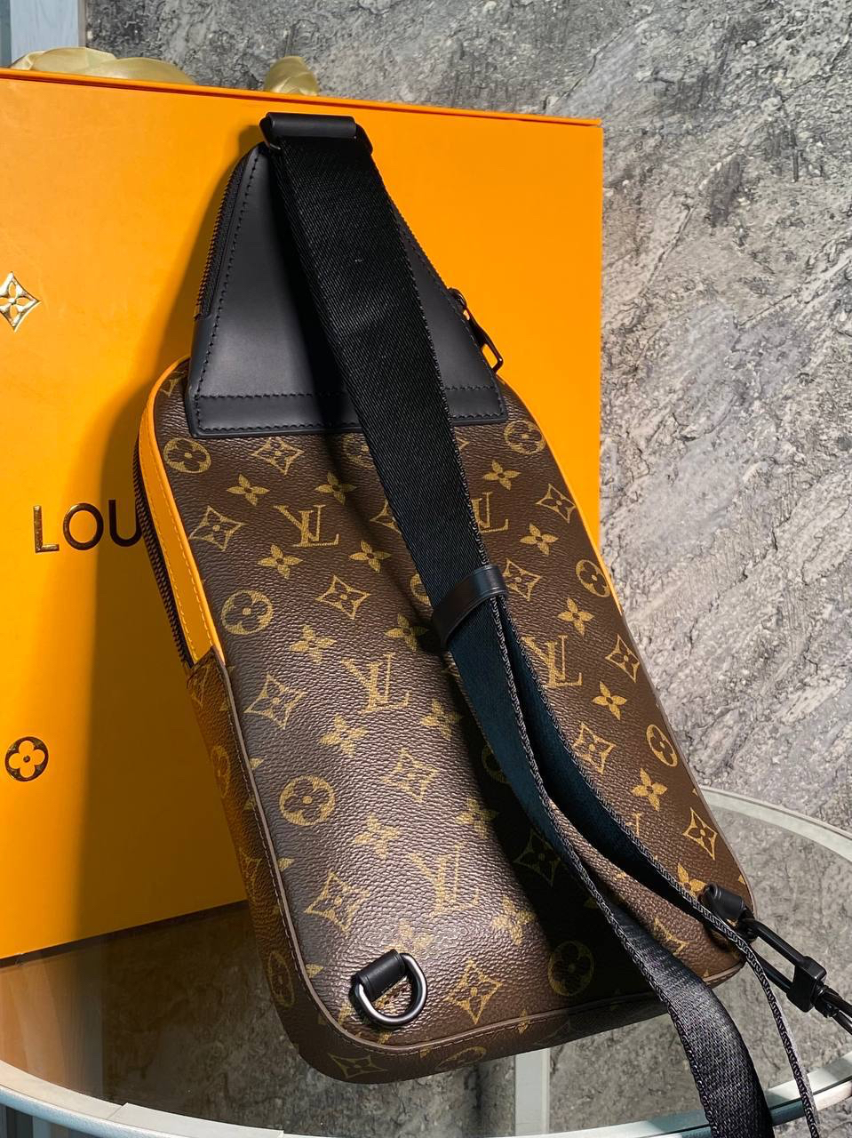 МУЖСКАЯ СУМКА СЛИНГ LOUIS VUITTON детальное фото