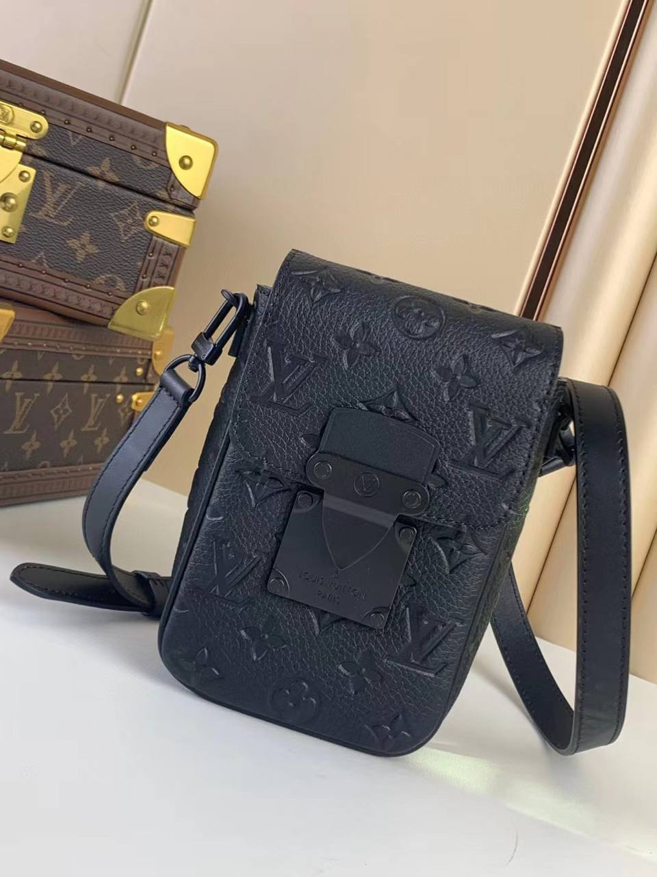 МУЖСКАЯ СУМКА МЕССЕНДЖЕР LOUIS VUITTON детальное фото