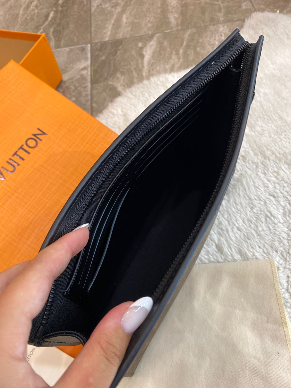 КЛАТЧ LOUIS VUITTON детальное фото