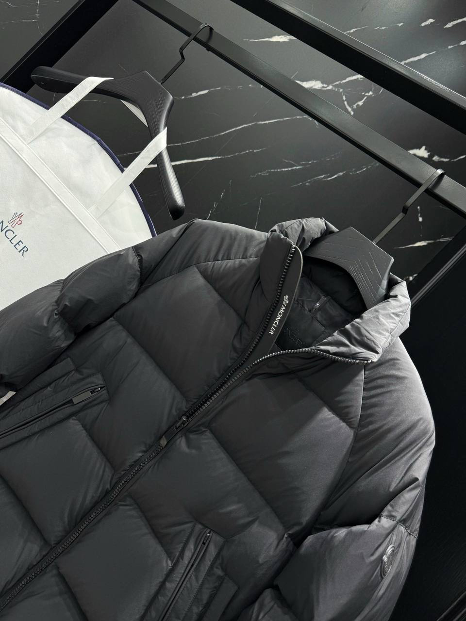 МУЖСКОЙ ПУХОВИК MONCLER детальное фото