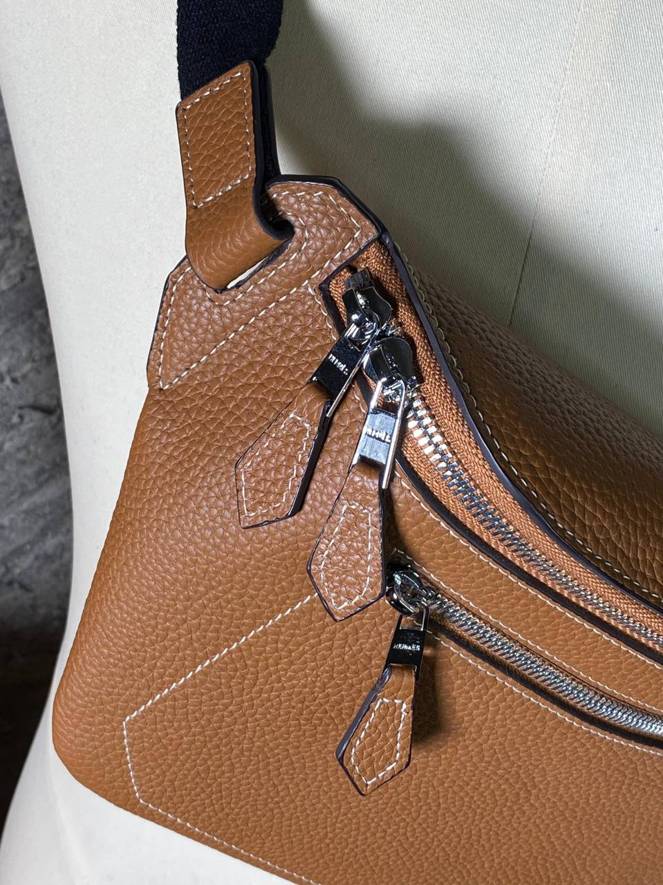 МУЖСКАЯ СУМКА СЛИНГ HERMES детальное фото