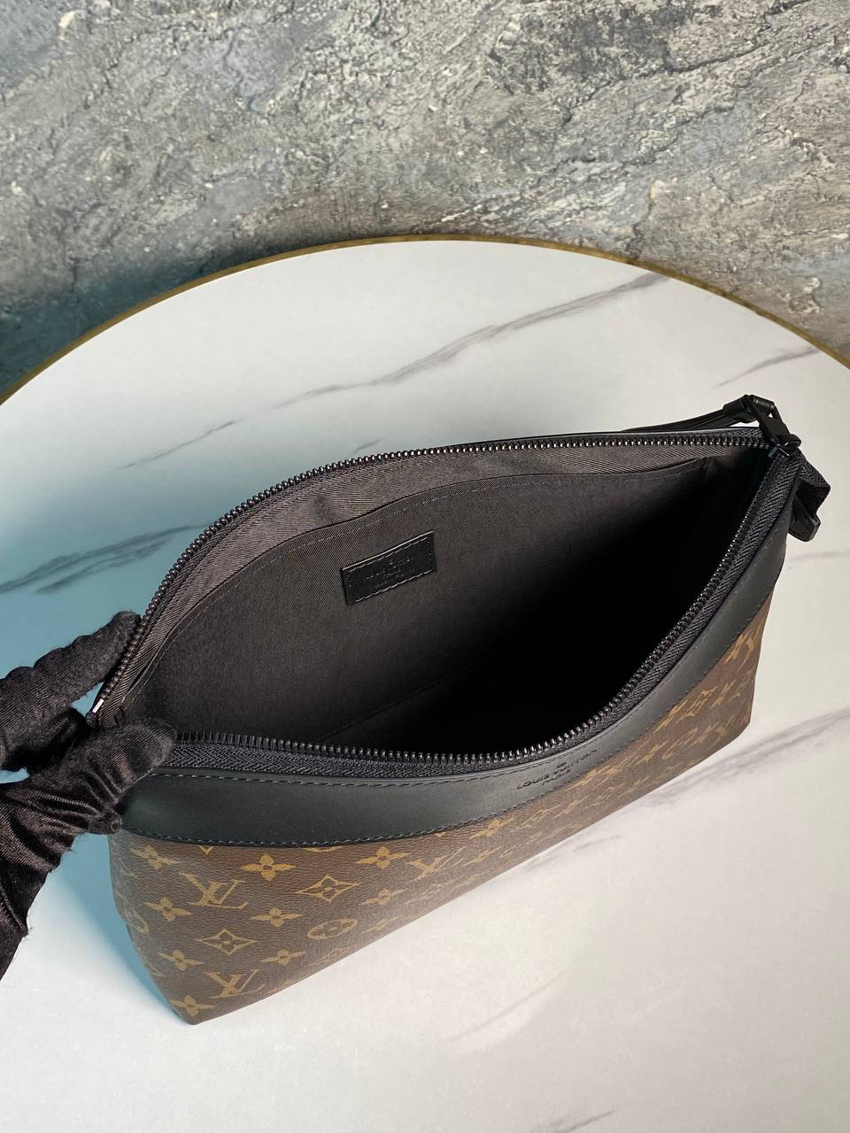МУЖСКОЙ КЛАТЧ LOUIS VUITTON детальное фото