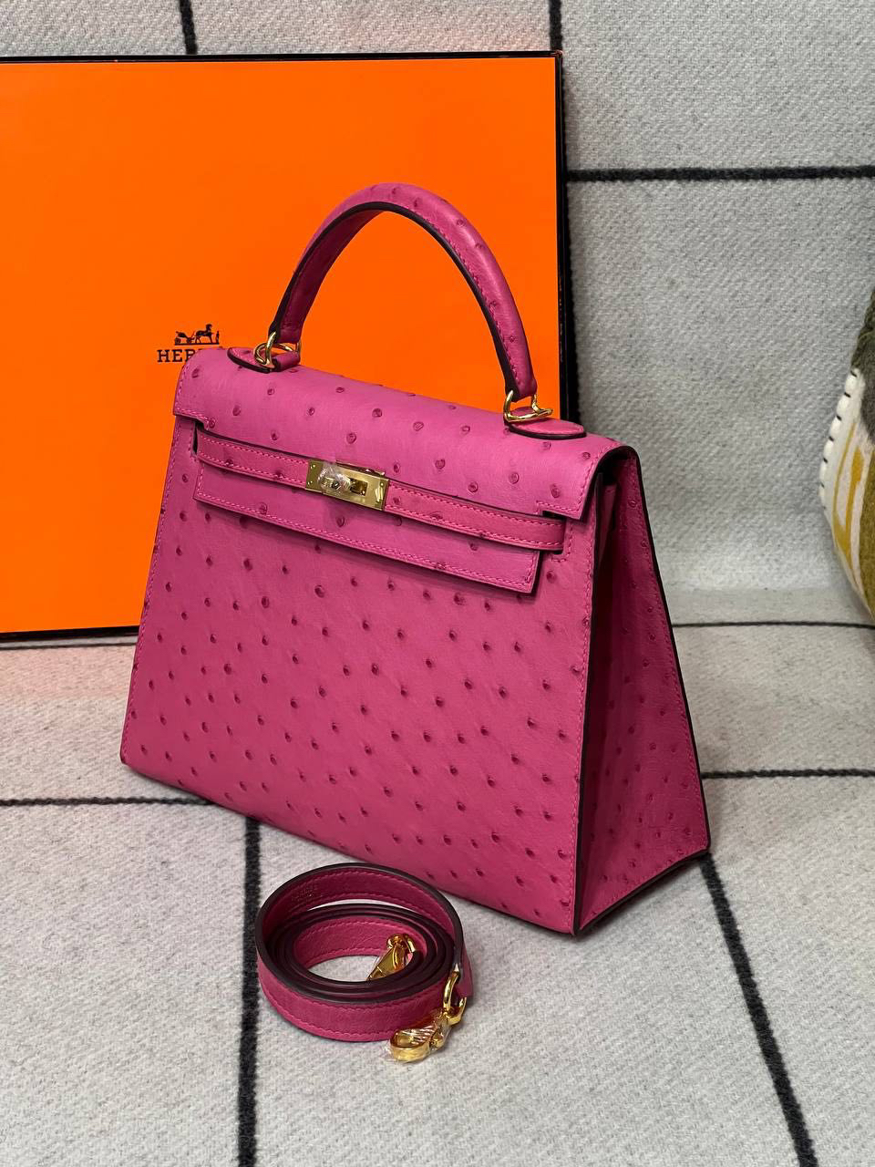СУМКА HERMES KELLY 25 OSTRICH CHEVRE GOLD HARDWARE детальное фото