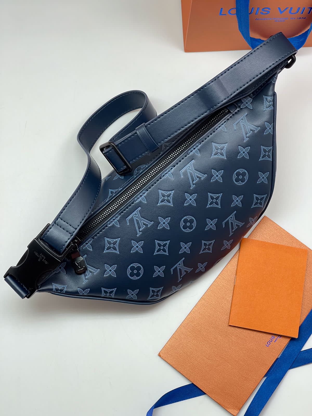 МУЖСКАЯ СУМКА СЛИНГ LOUIS VUITTON детальное фото