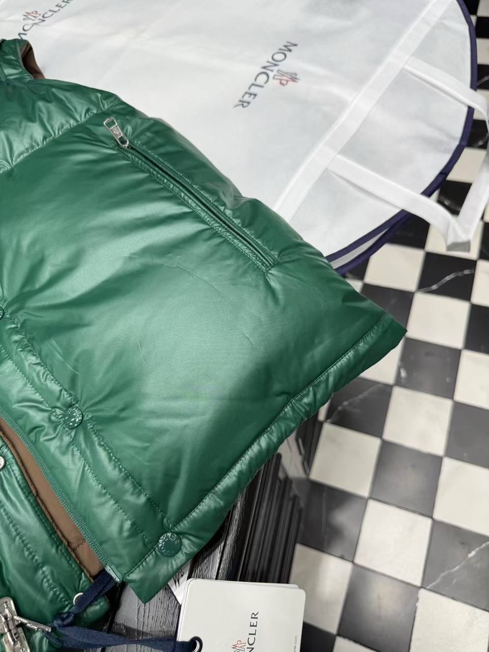 МУЖСКОЙ ПУХОВИК ДВУСТОРОННИЙ MONCLER детальное фото