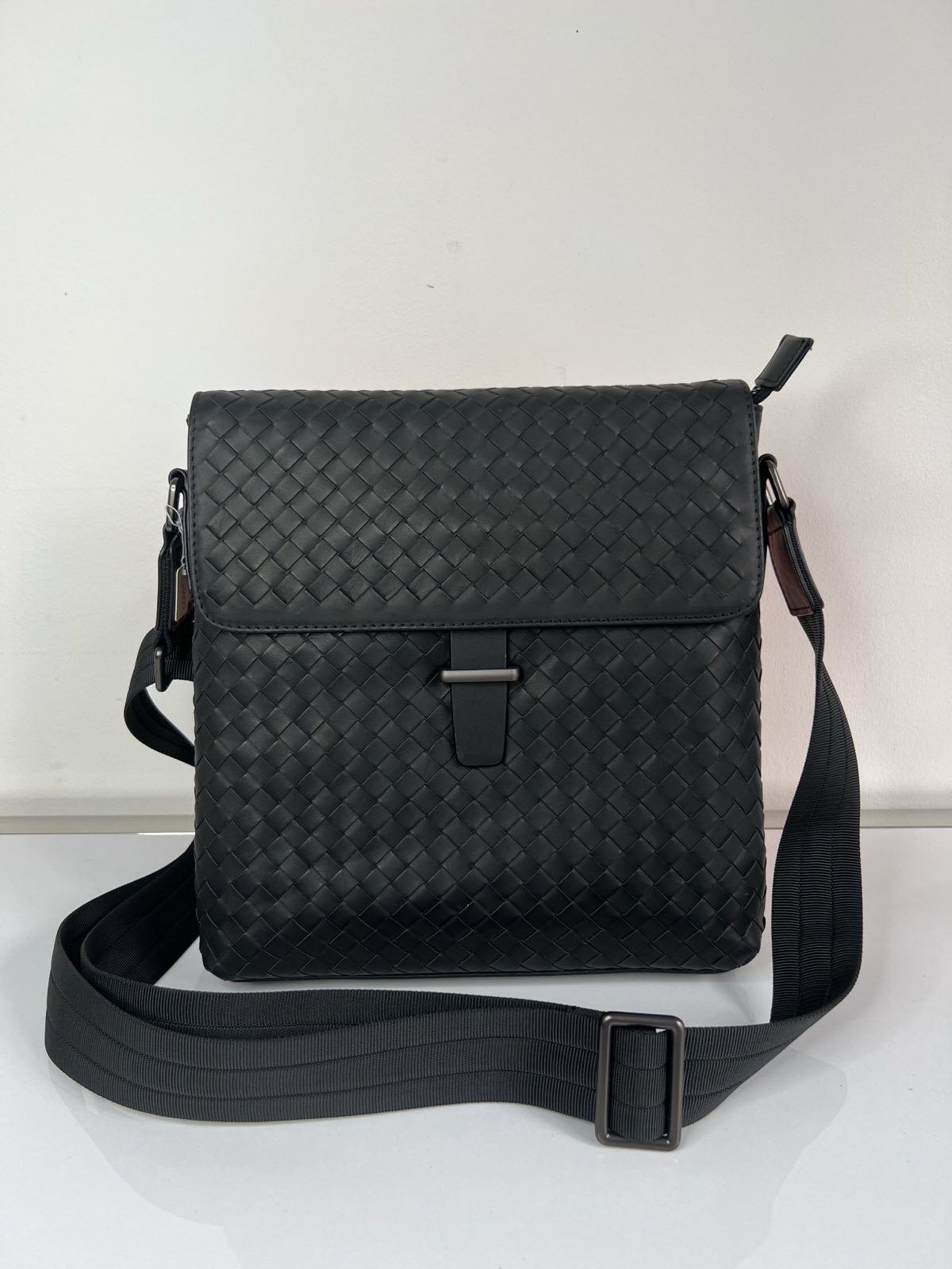 МУЖСКАЯ СУМКА МЕССЕНДЖЕР BOTTEGA VENETA детальное фото