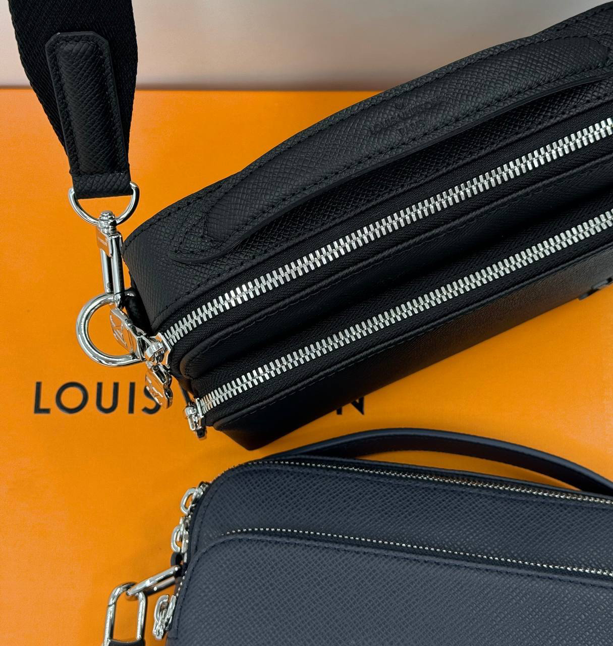 МУЖСКАЯ СУМКА МЕССЕНДЖЕР LOUIS VUITTON детальное фото