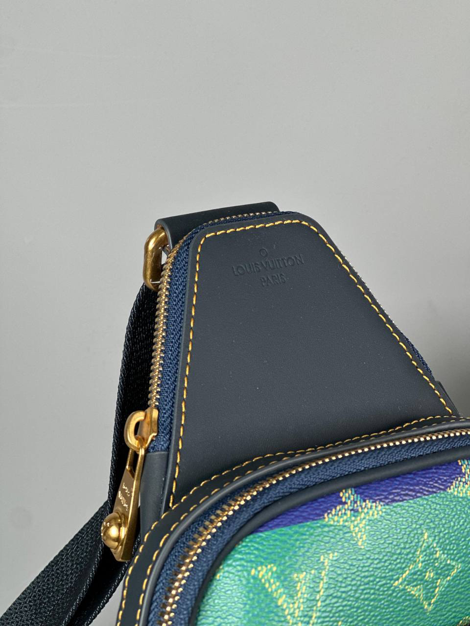 МУЖСКАЯ СУМКА СЛИНГ LOUIS VUITTON детальное фото