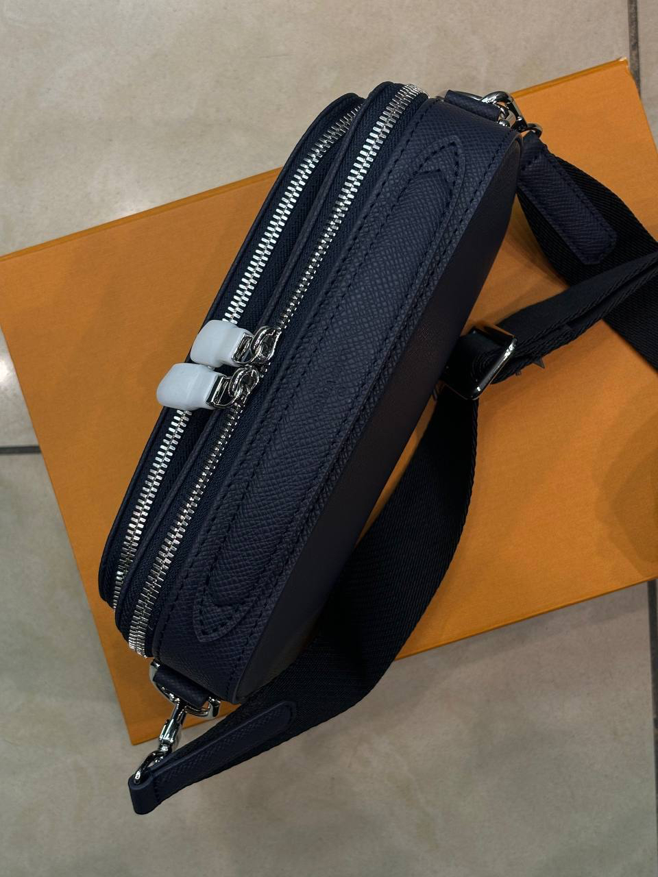 МУЖСКАЯ СУМКА МЕССЕНДЖЕР LOUIS VUITTON детальное фото