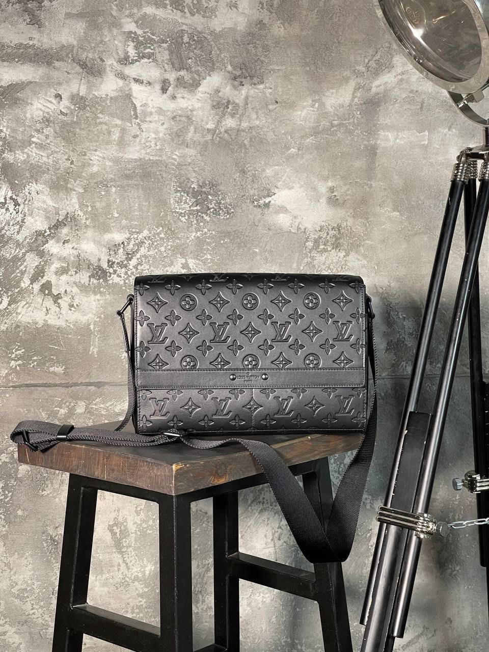 МУЖСКАЯ СУМКА МЕССЕНДЖЕР LOUIS VUITTON детальное фото