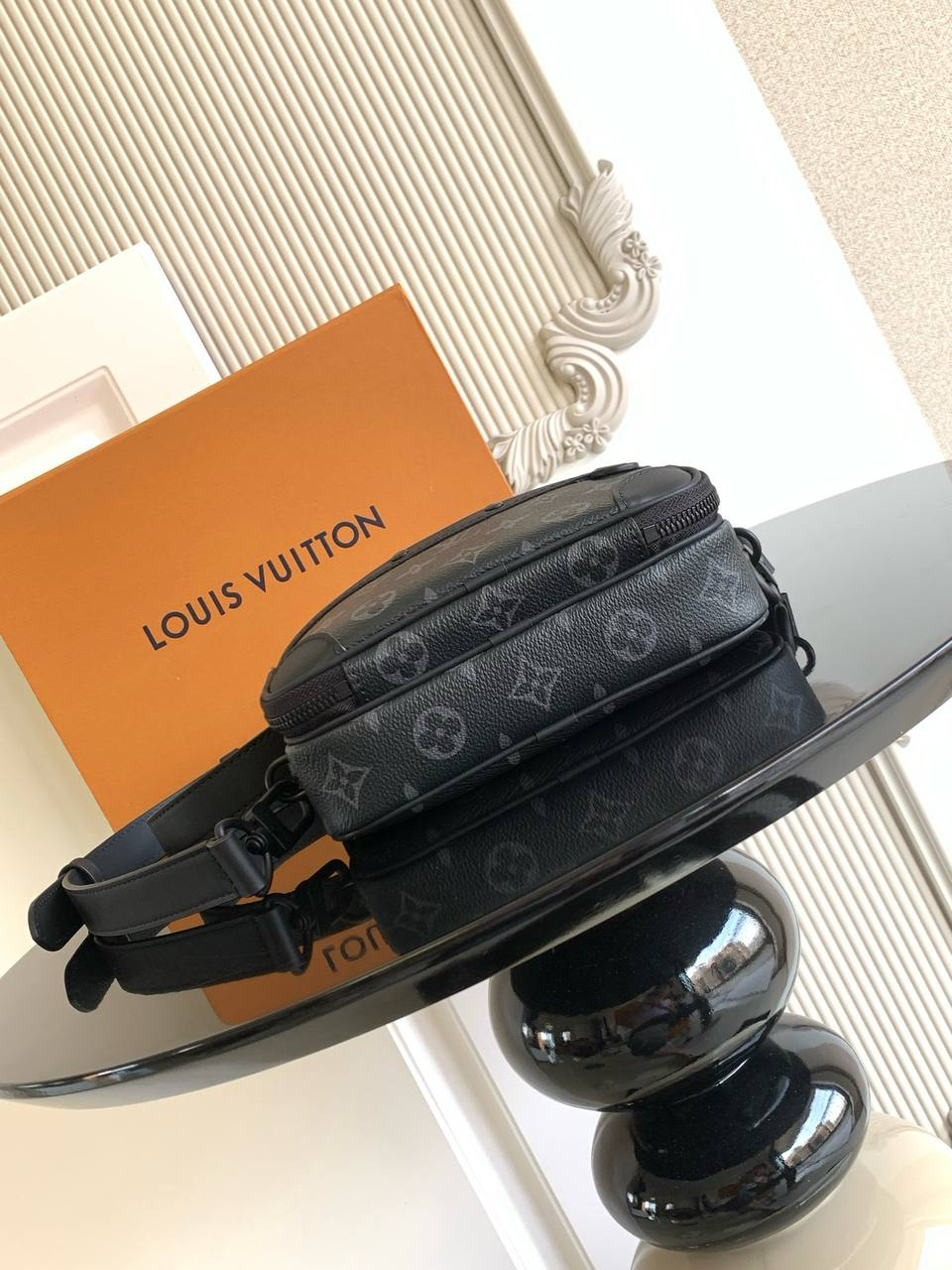 МУЖСКАЯ СУМКА МЕССЕНДЖЕР LOUIS VUITTON детальное фото