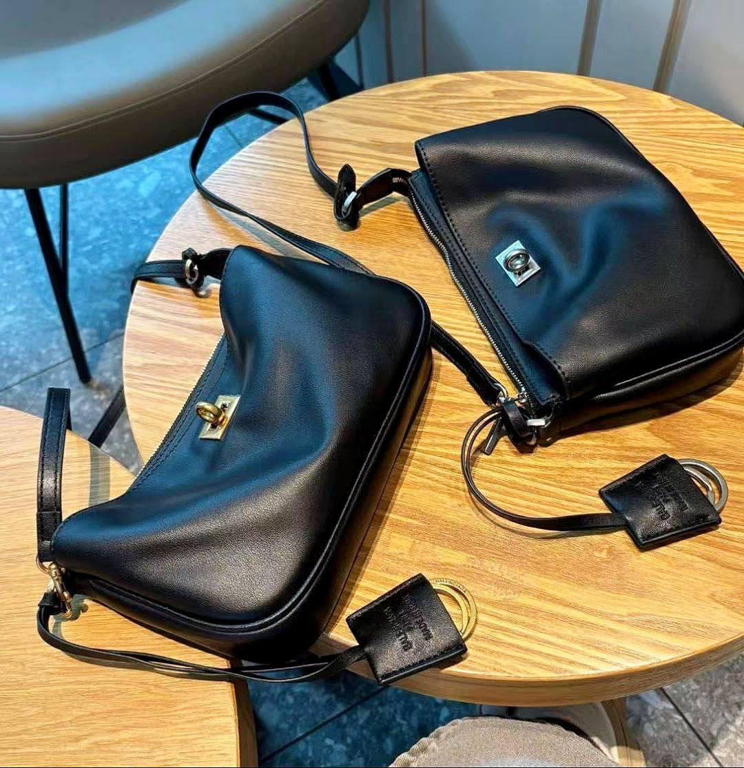 СУМКА BALENCIAGA SLING POCHETTE детальное фото