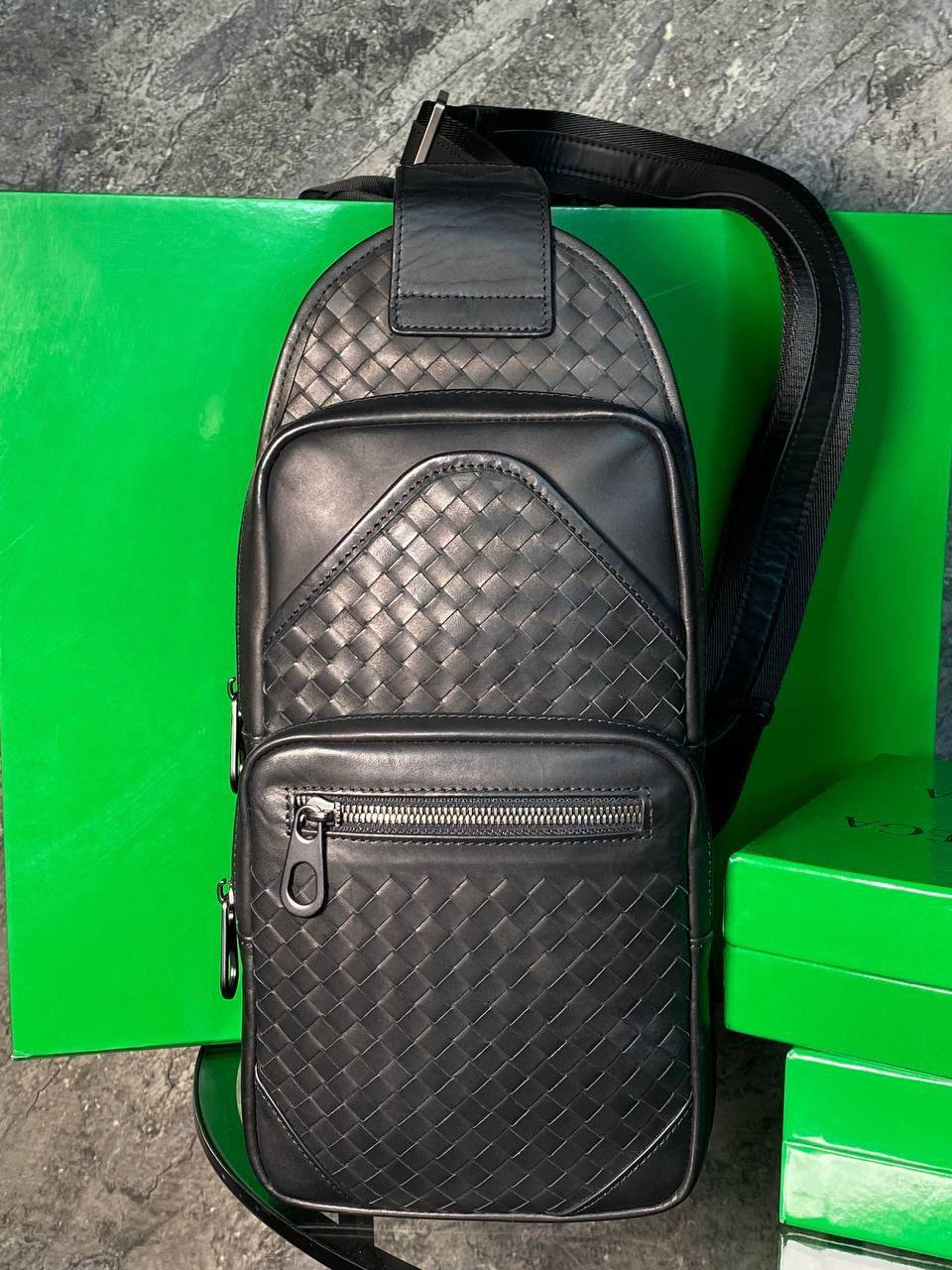 МУЖСКАЯ СУМКА СЛИНГ  BOTTEGA VENETA детальное фото
