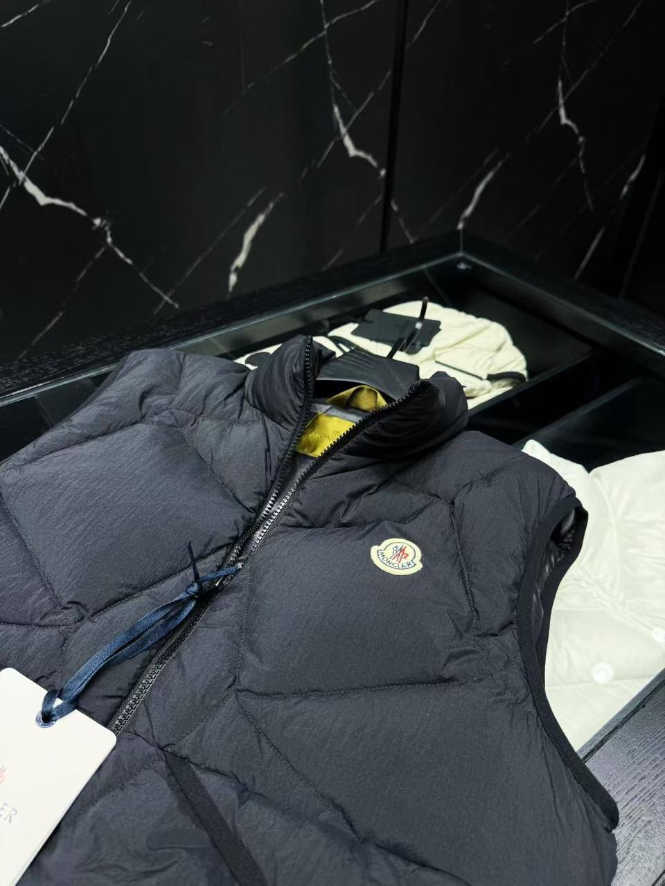 МУЖСКОЙ ЖИЛЕТ MONCLER детальное фото