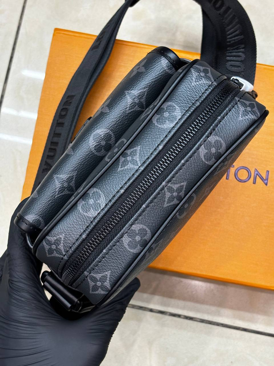 МУЖСКАЯ СУМКА МЕССЕНДЖЕР LOUIS VUITTON детальное фото