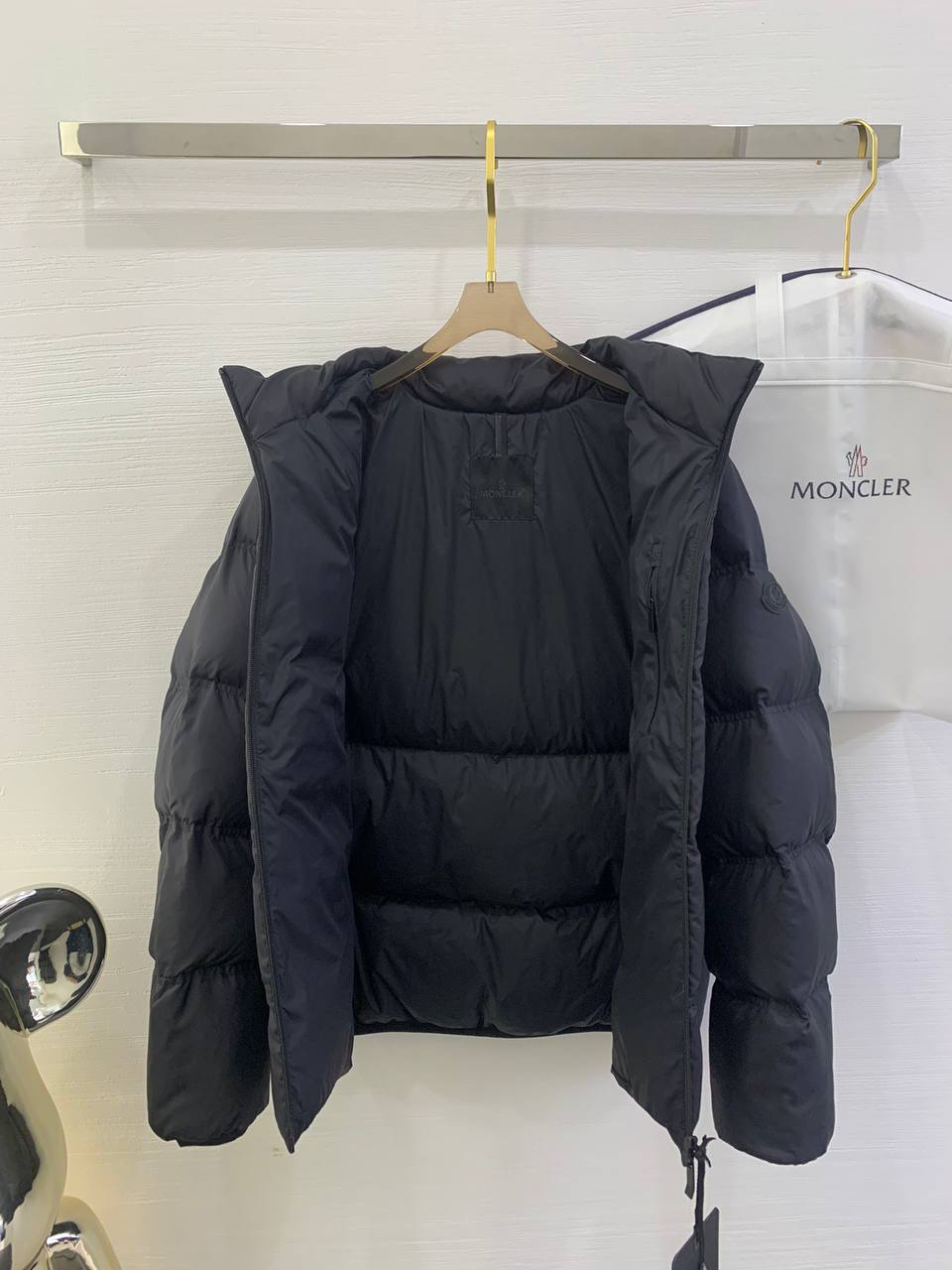 МУЖСКОЙ ПУХОВИК MONCLER детальное фото