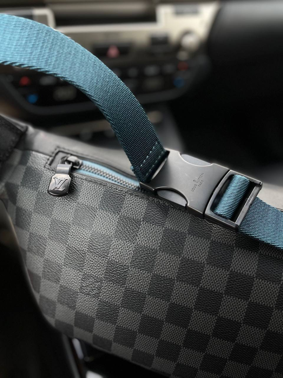 МУЖСКАЯ СУМКА СЛИНГ LOUIS VUITTON детальное фото