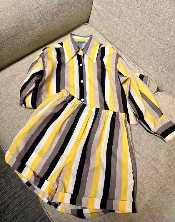 КОСТЮМ PRADA детальное фото