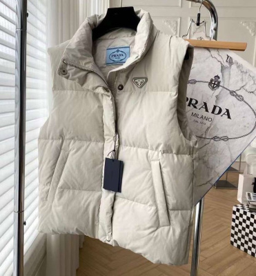 ЖИЛЕТ PRADA фото