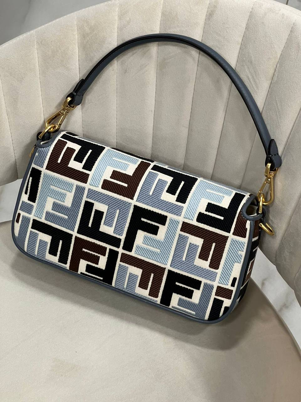 СУМКА FENDI BAGUETTE детальное фото