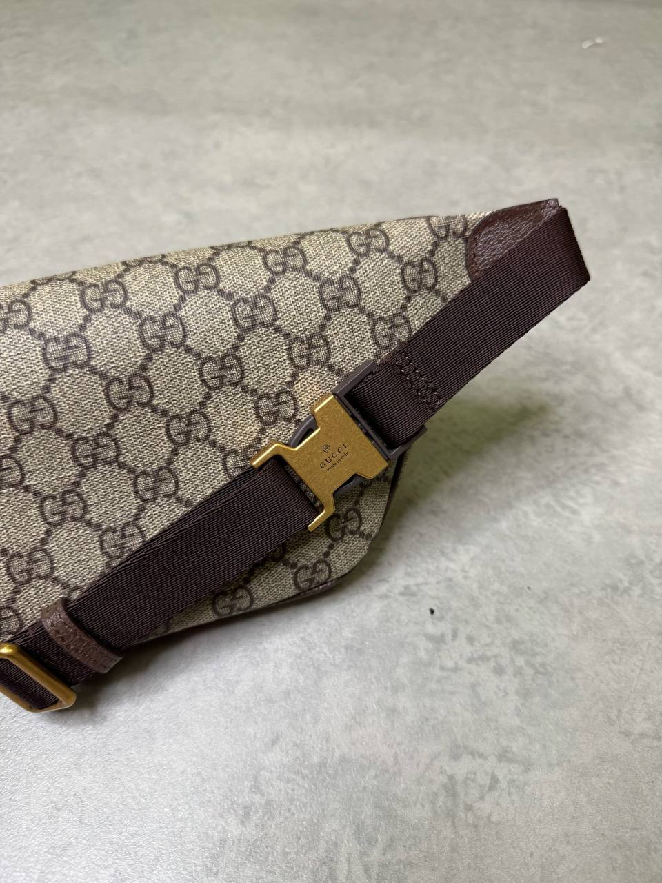 МУЖСКАЯ СУМКА СЛИНГ GUCCI детальное фото