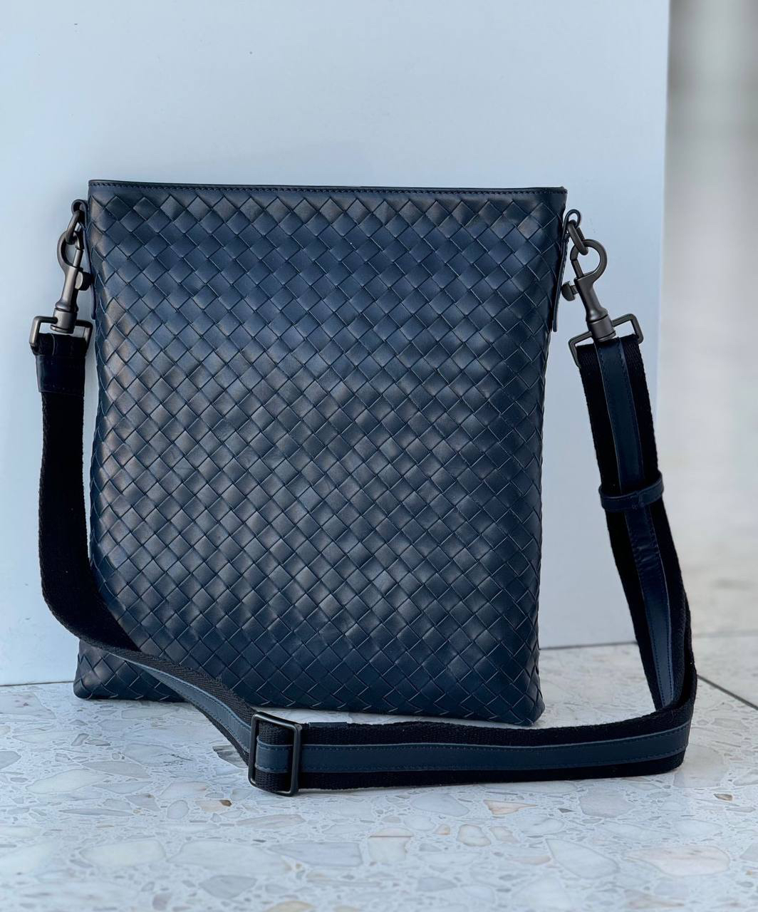 МУЖСКАЯ СУМКА МЕССЕНДЖЕР BOTTEGA VENETA детальное фото