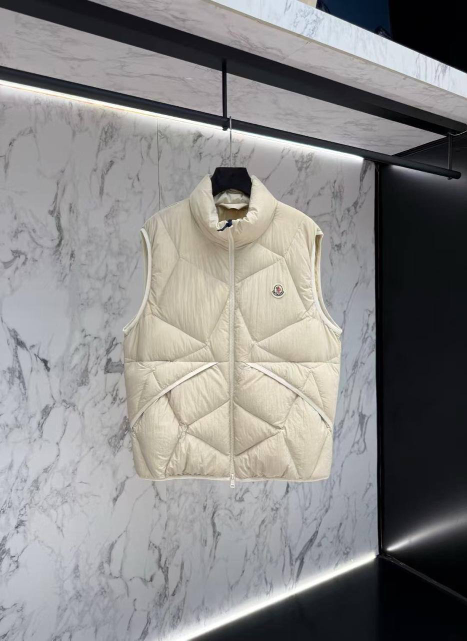 МУЖСКОЙ ЖИЛЕТ MONCLER детальное фото