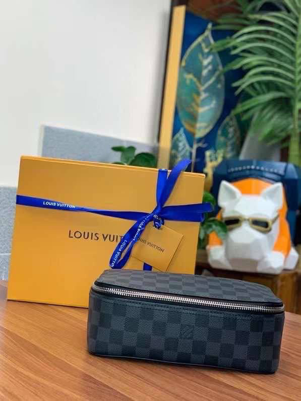 МУЖСКОЙ НЕСЕССЕР КОСМЕТИЧКА LOUIS VUITTON детальное фото