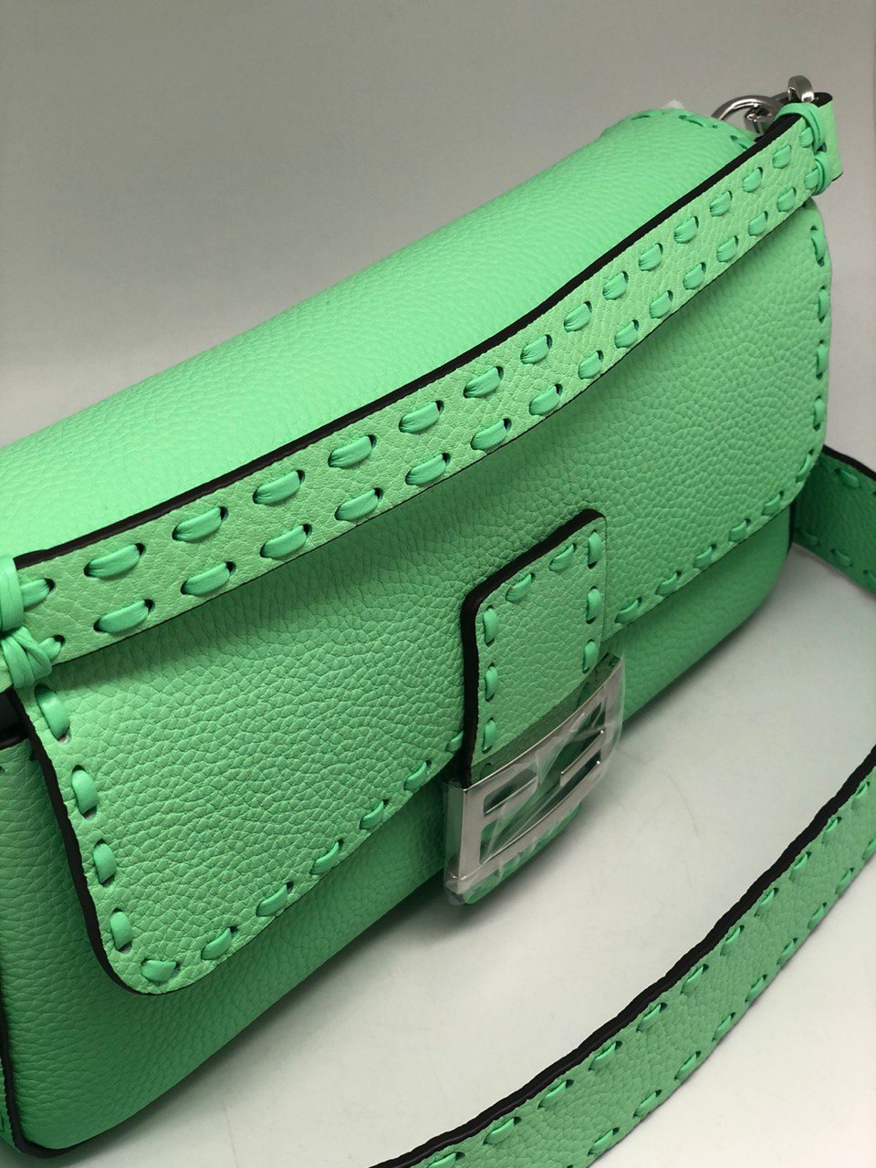 СУМКА FENDI BACUETTE детальное фото