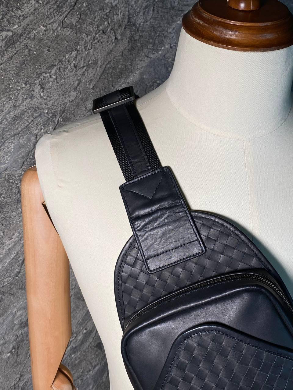 МУЖСКАЯ СУМКА СЛИНГ  BOTTEGA VENETA детальное фото